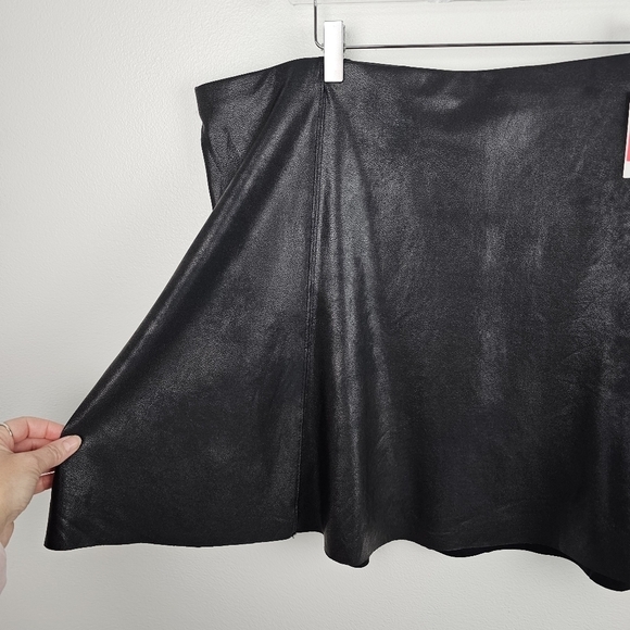 Spanx Black Faux Leather Flouncy Skater Skirt NWT, size 3X - Picture 8 of 9